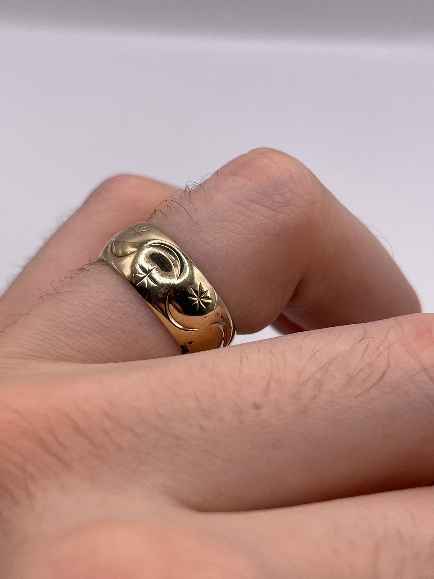 9ct gold patterned band