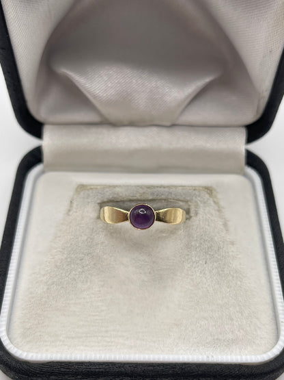9ct gold cabochon amethyst ring