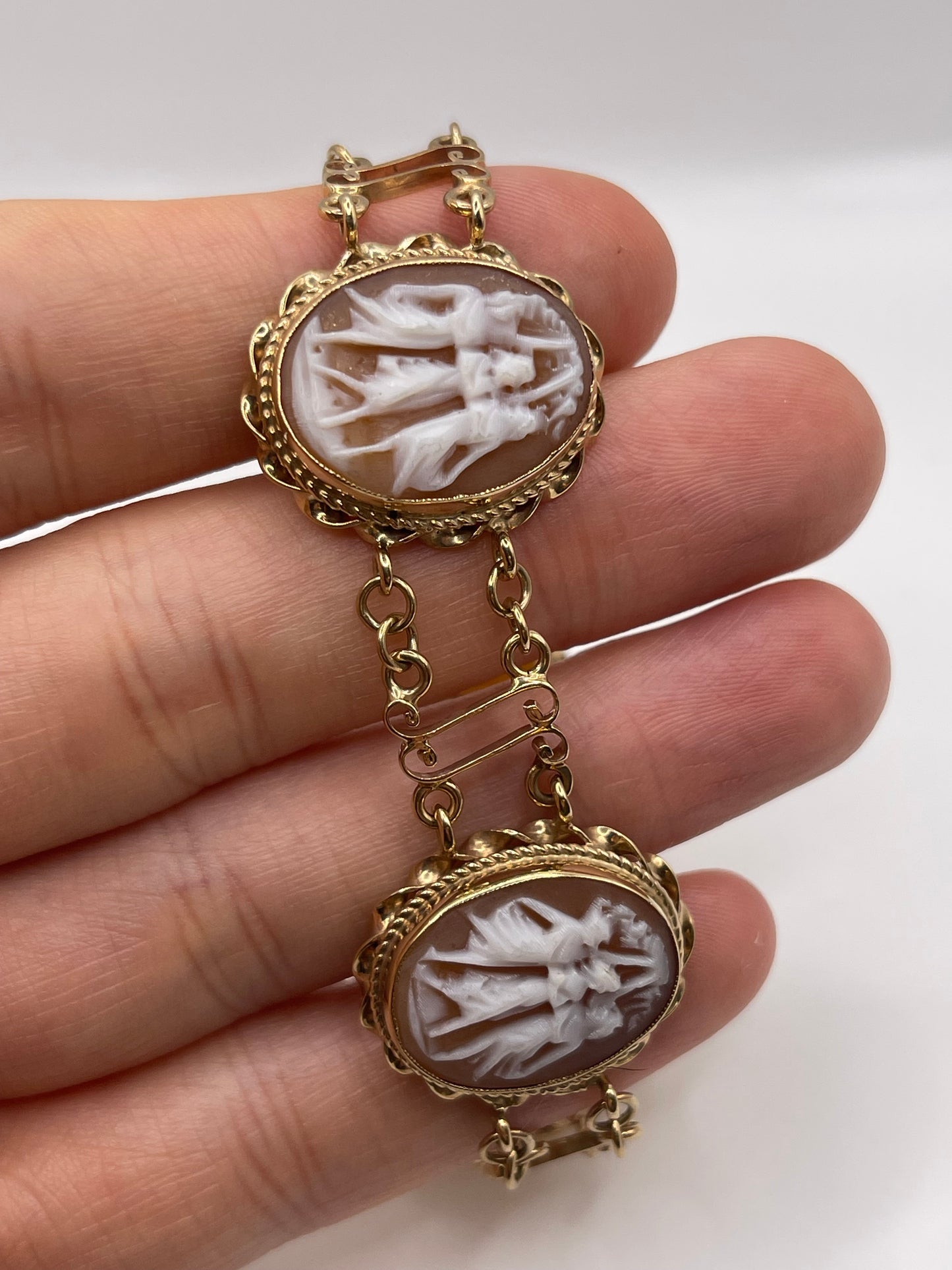 9ct gold cameo bracelet