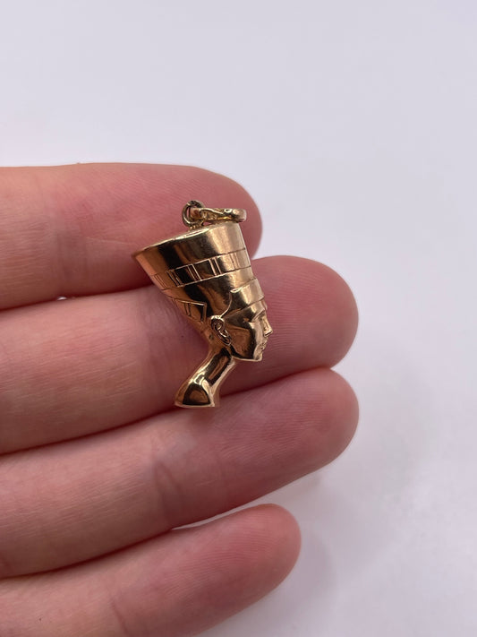 9ct gold queen Nefertiti pendant