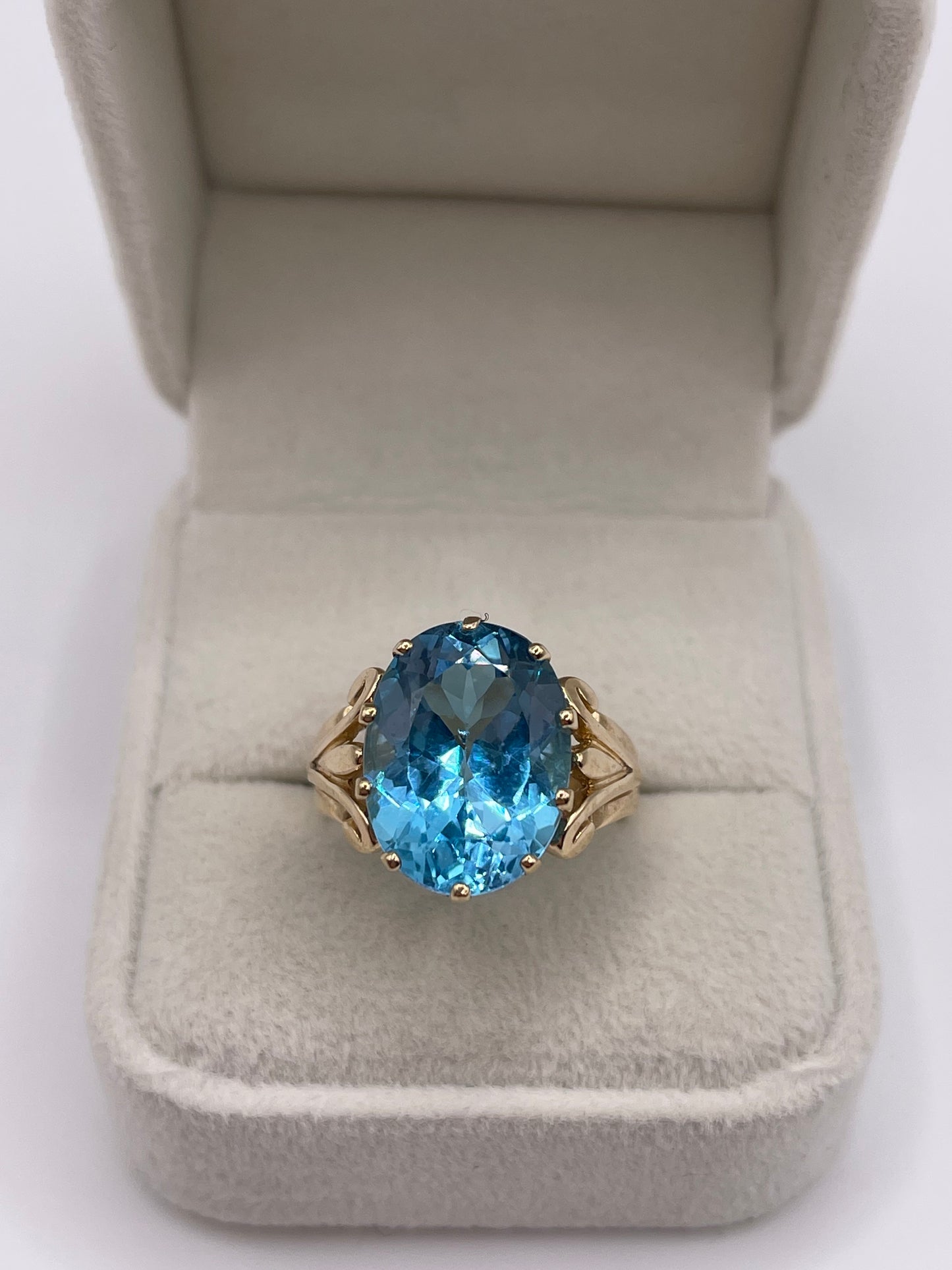 9ct gold blue topaz ring