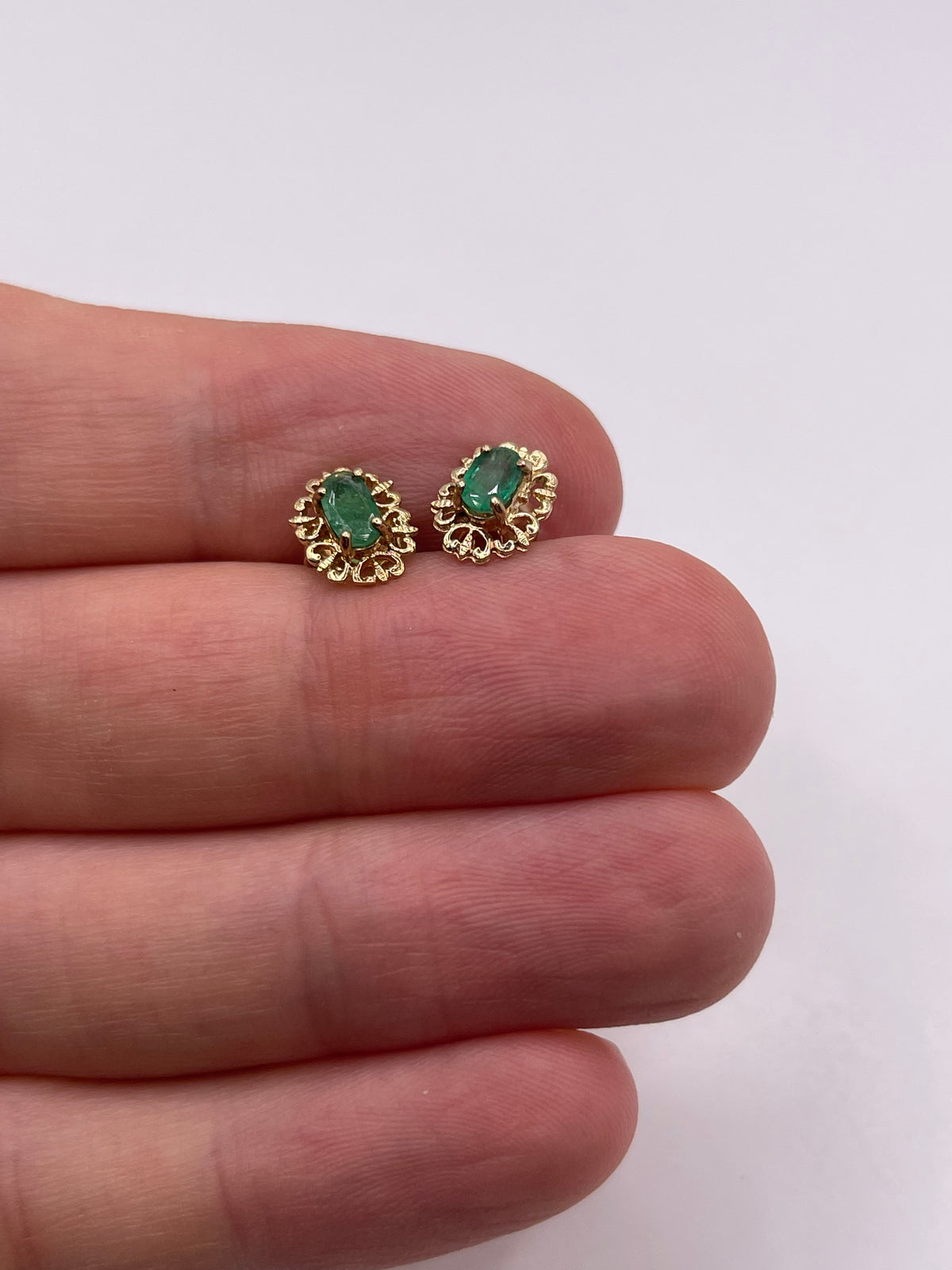 9ct gold emerald earrings