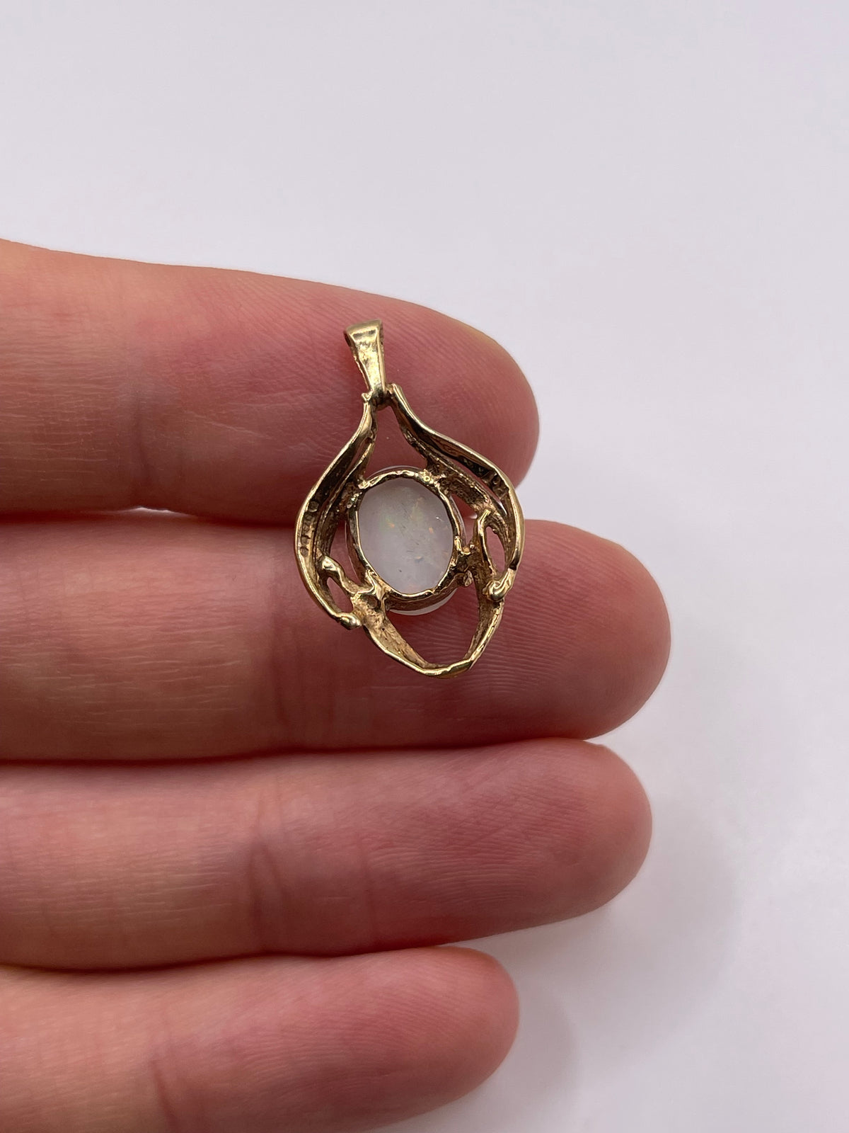 9ct gold opal pendant