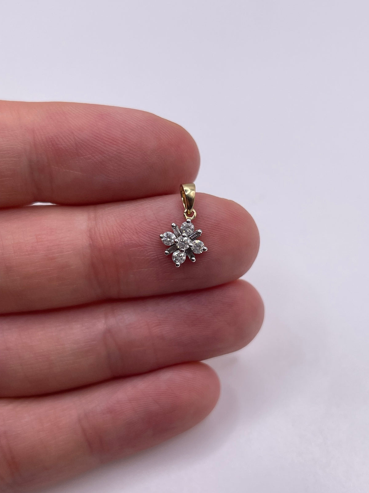 9ct gold diamond cluster pendant