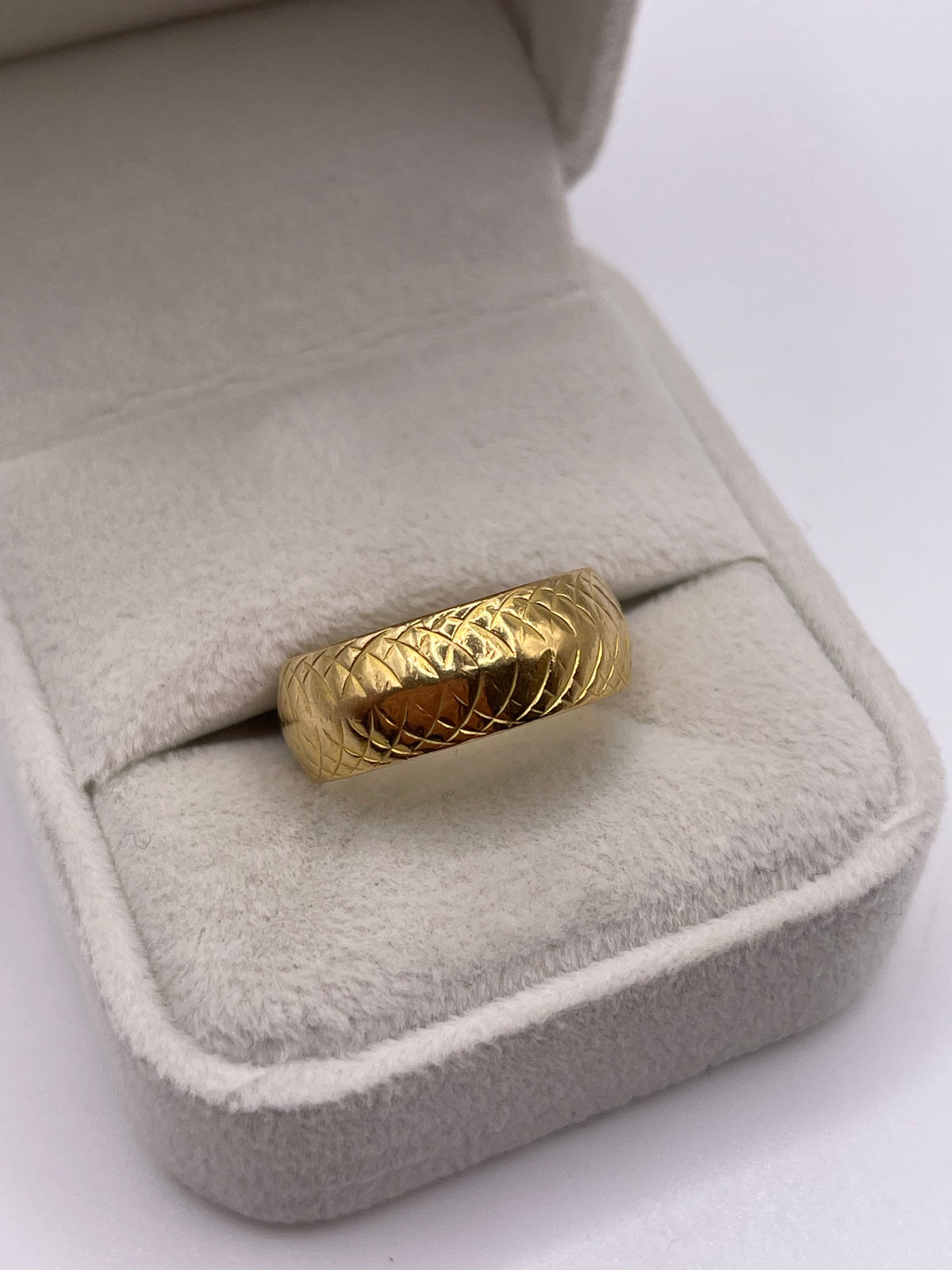 18ct gold patterned band
