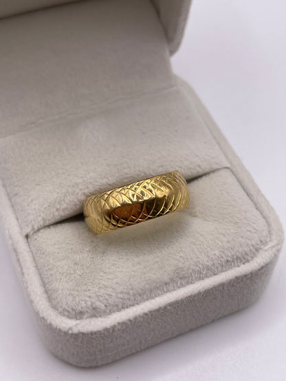 18ct gold patterned band
