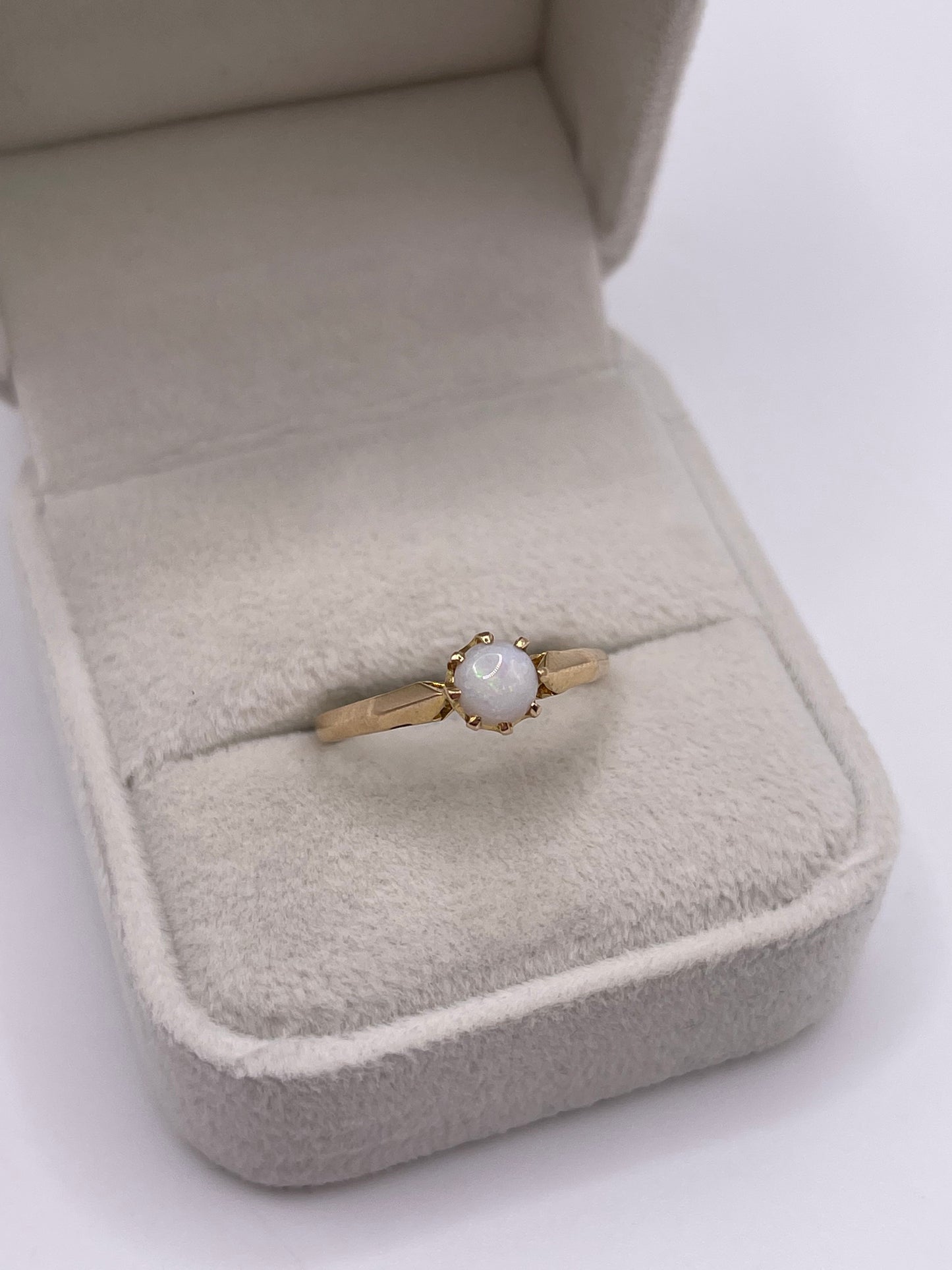 9ct gold opal ring