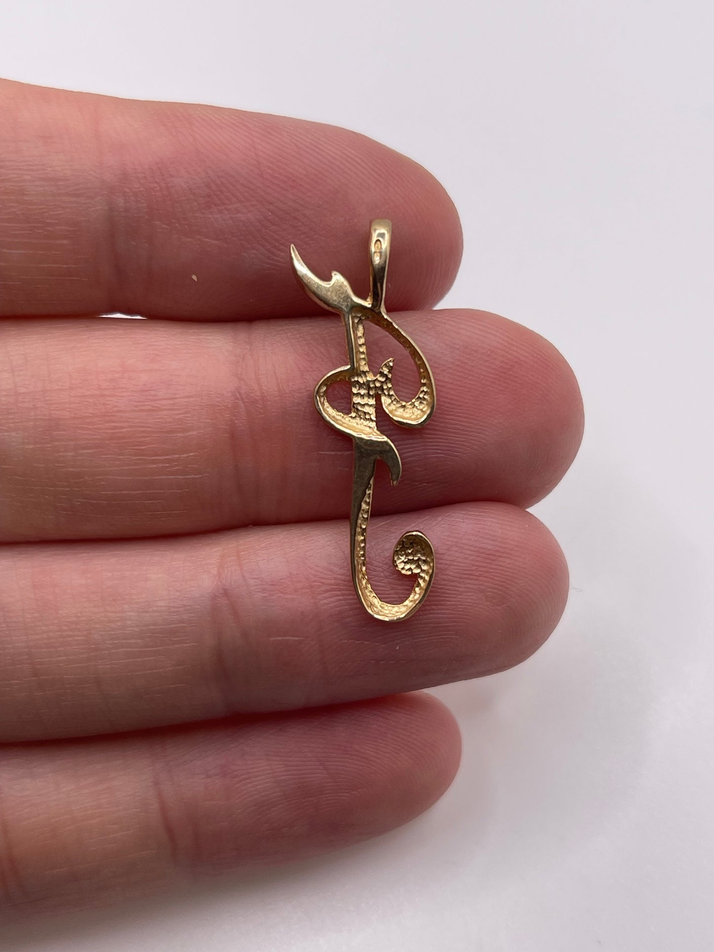 9ct gold initial F pendant