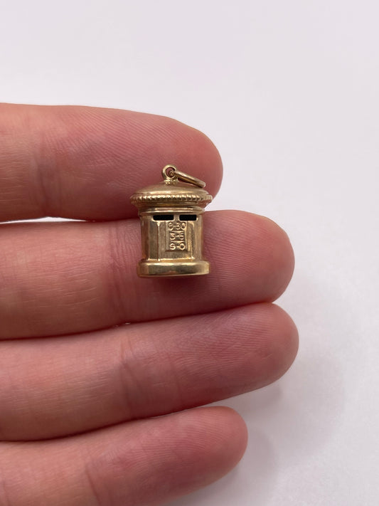 9ct gold postbox charm