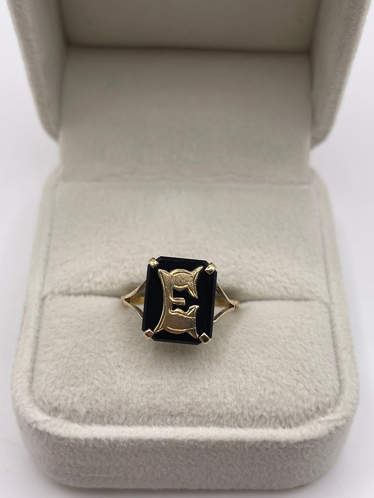 9ct gold onyx initial E ring
