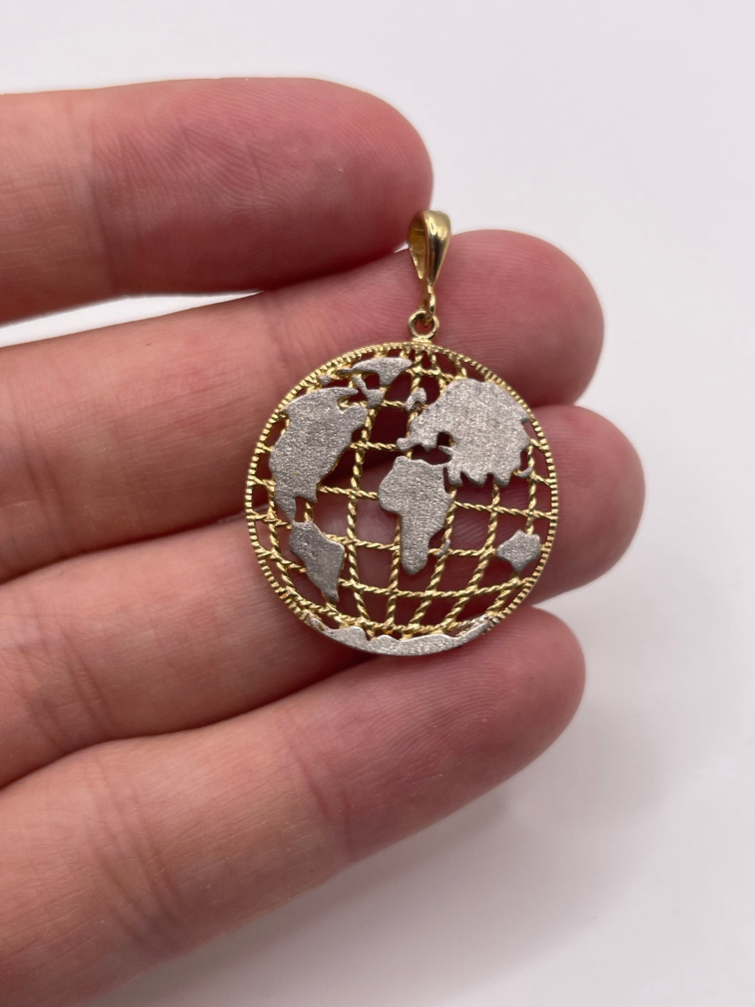 9ct gold world pendant