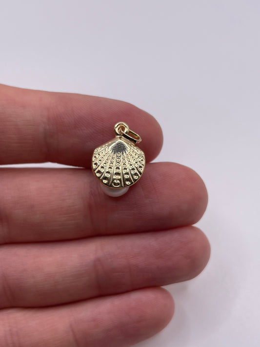 9ct gold pearl oyster charm