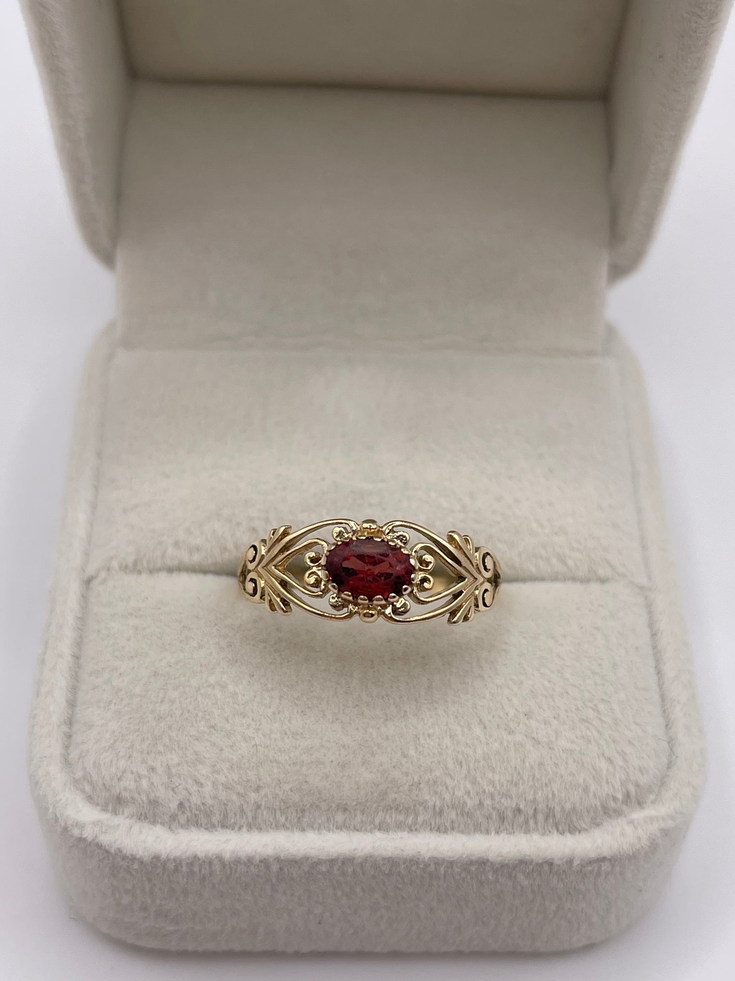 9ct gold garnet ring
