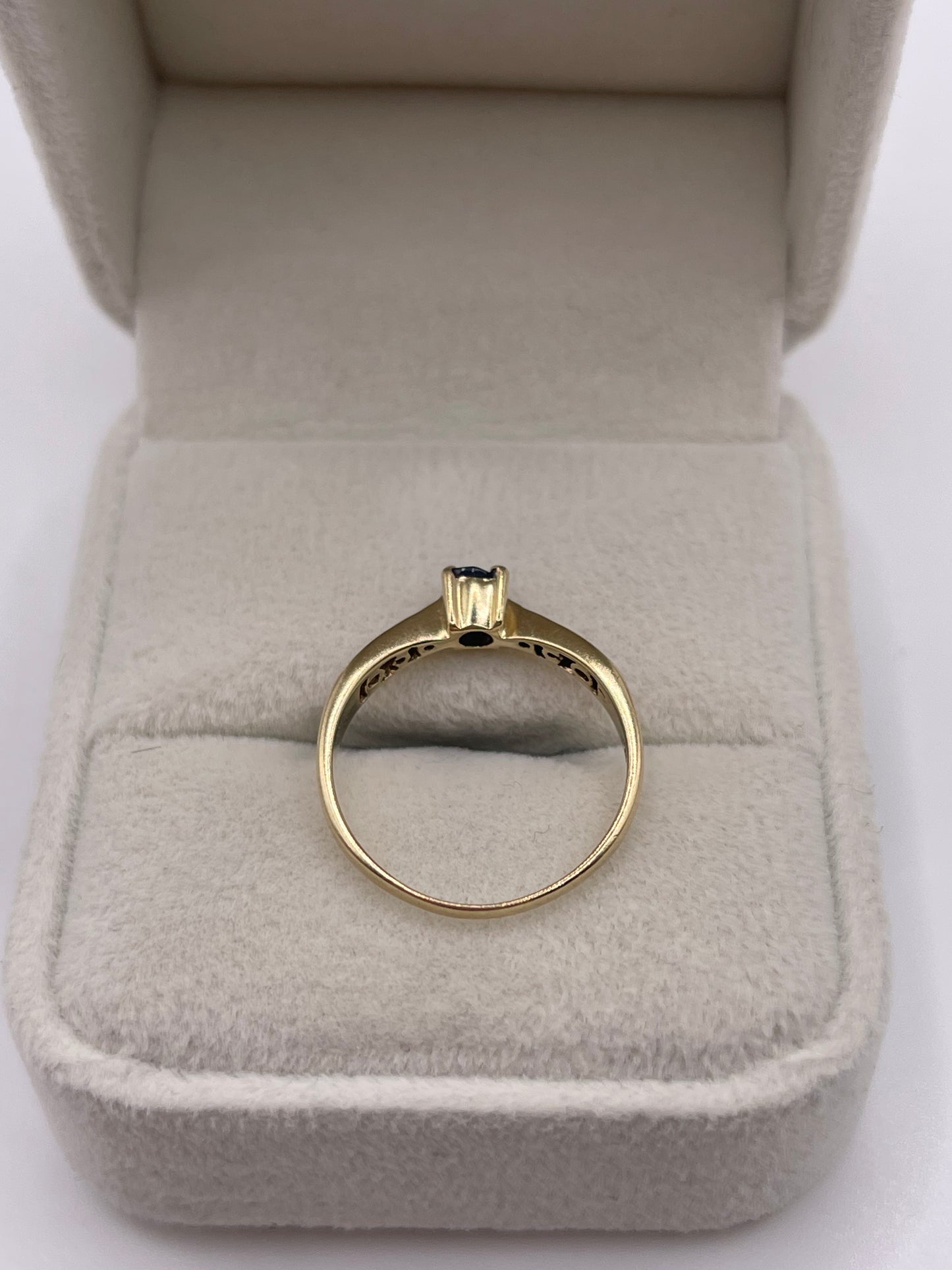 9ct gold sapphire and diamond ring