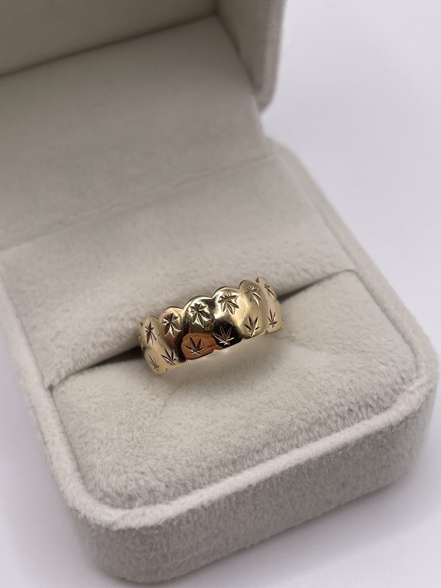 9ct gold patterned band