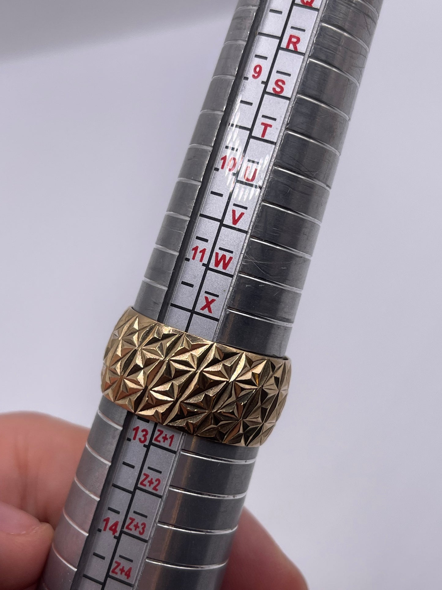 9ct gold patterned band