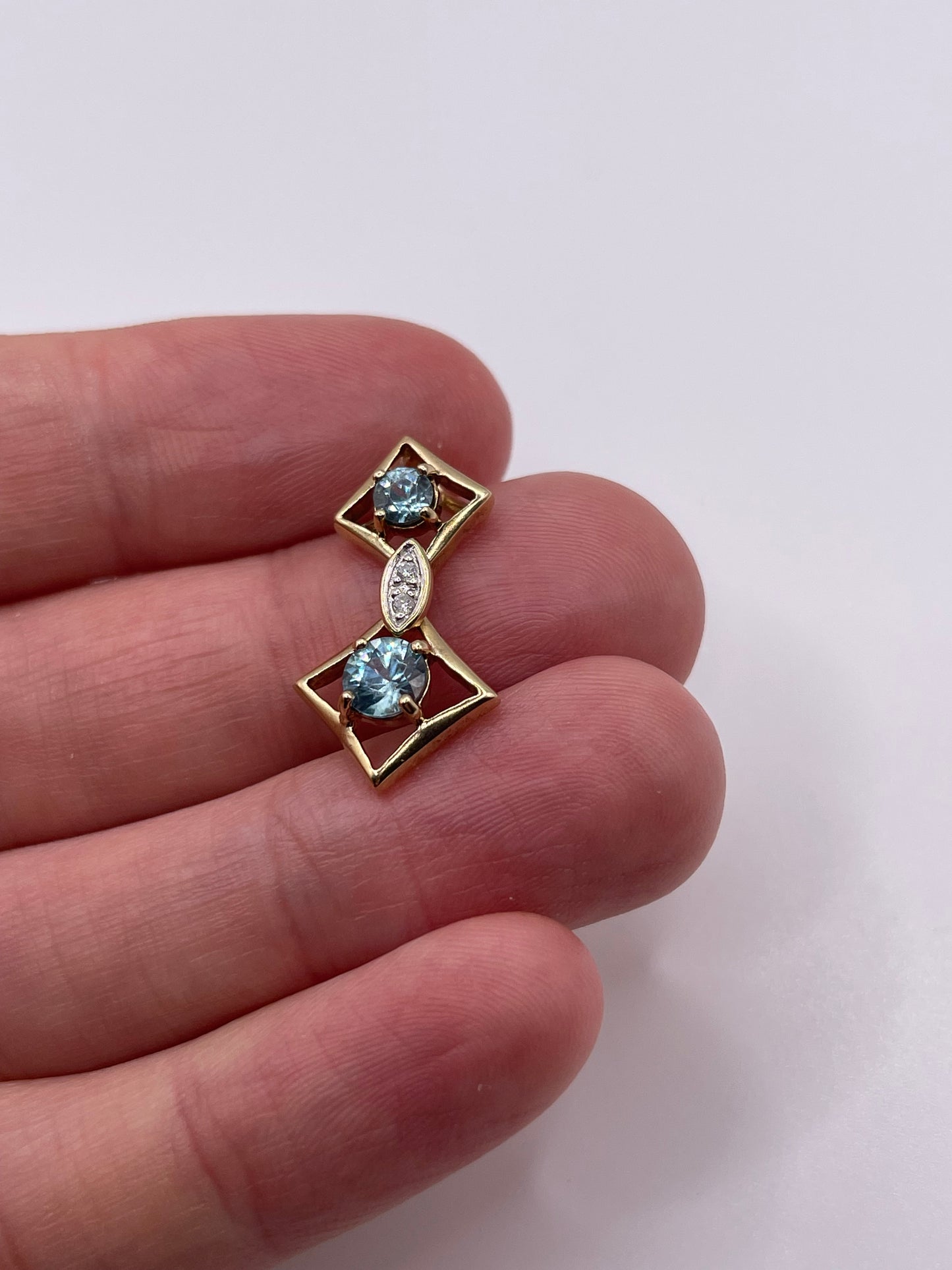 9ct gold blue zircon and diamond pendant