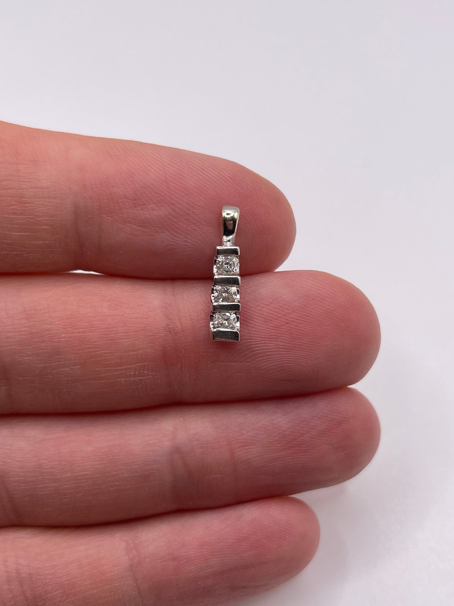 9ct white gold diamond pendant