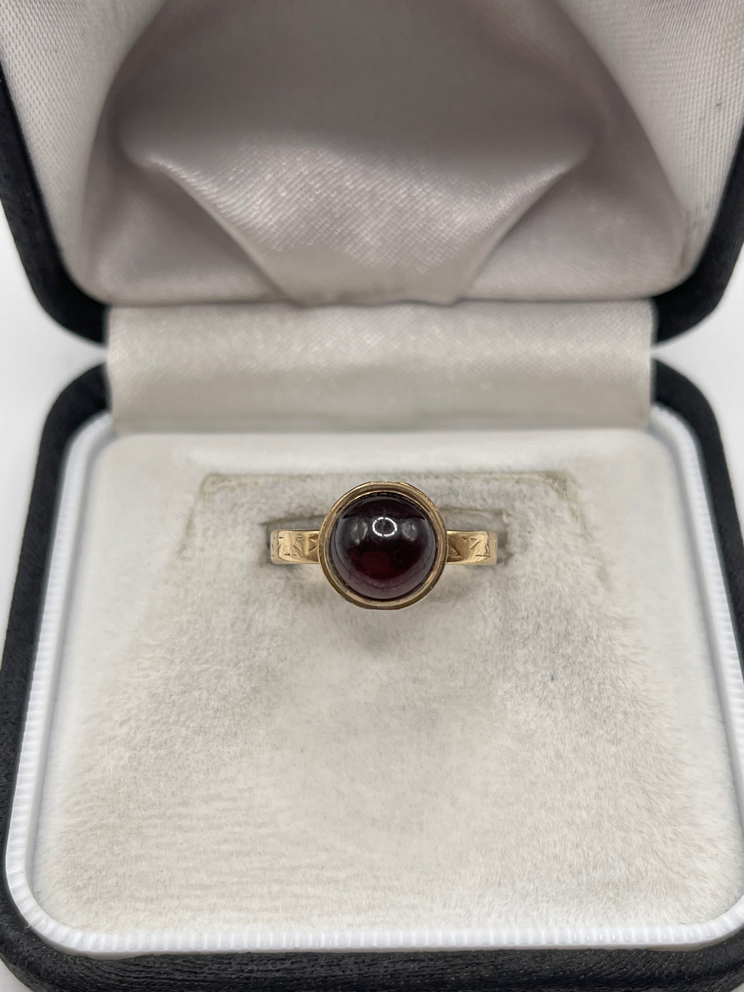 9ct gold cabochon garnet ring