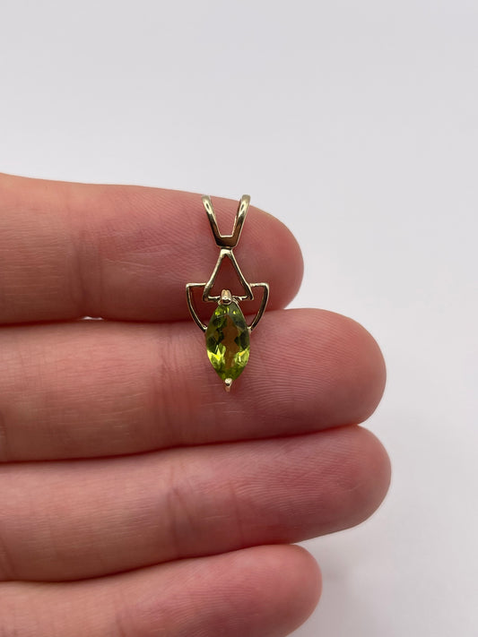9ct gold peridot pendant