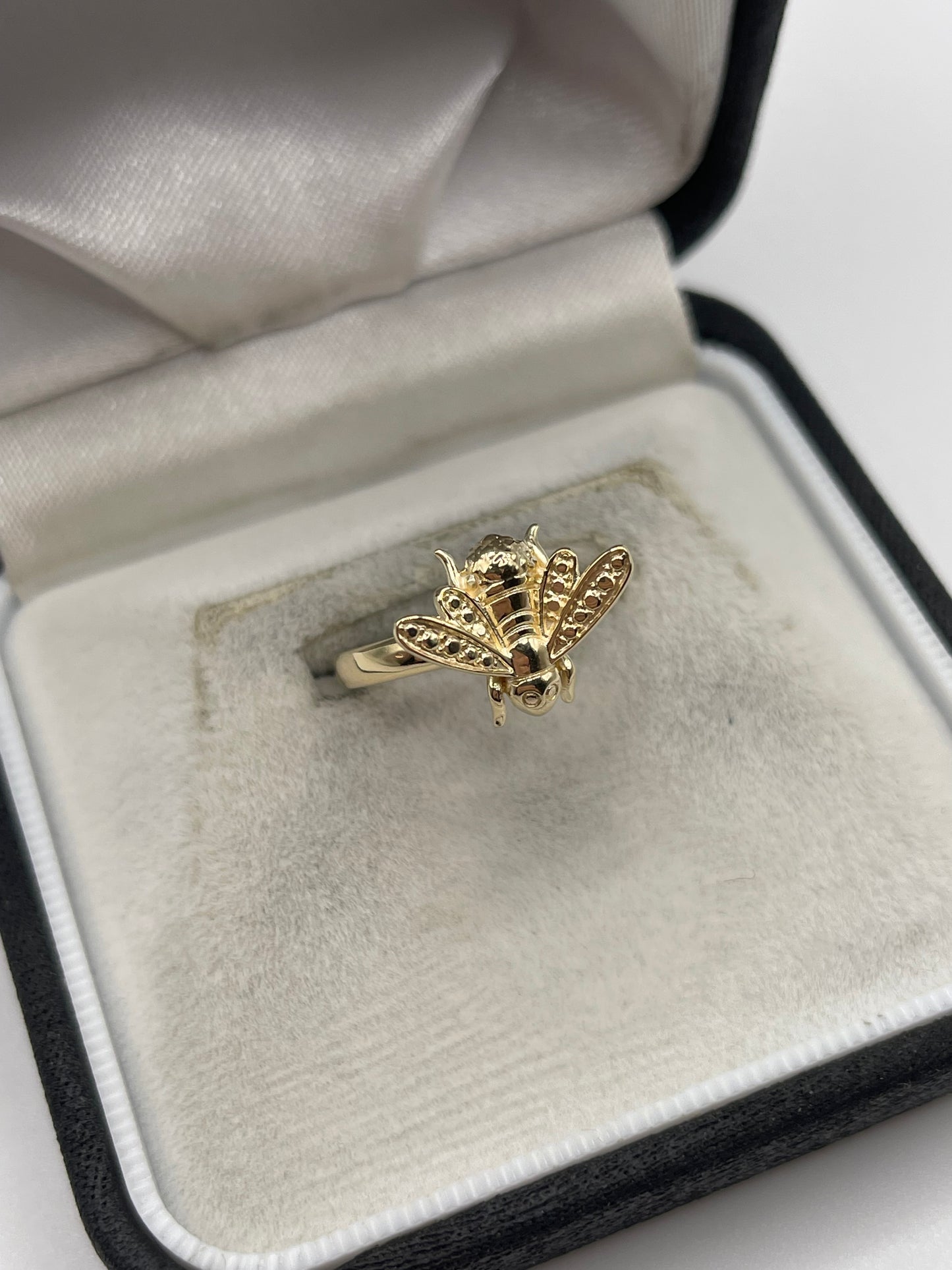 9ct gold bee ring