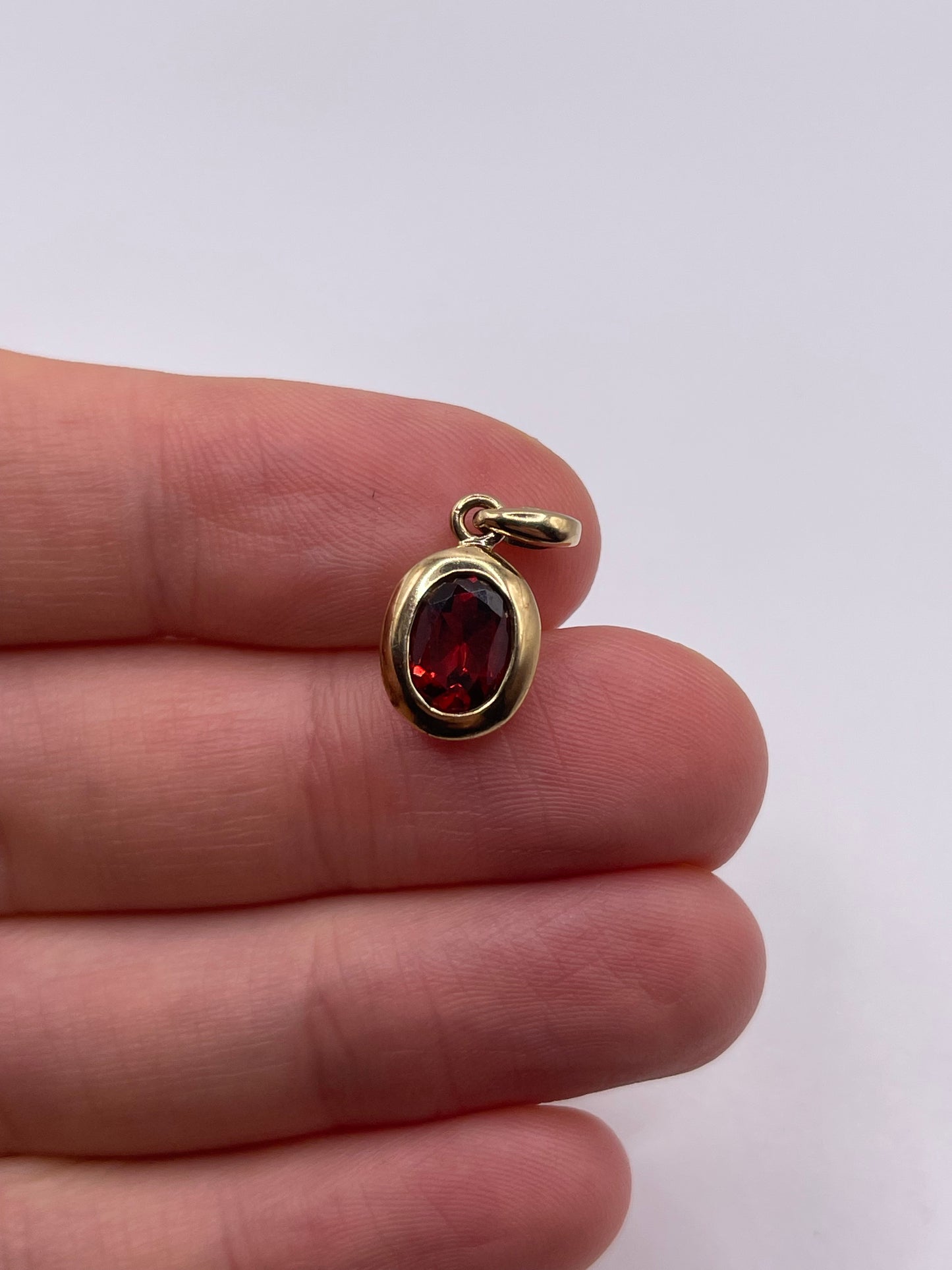 9ct gold garnet pendant