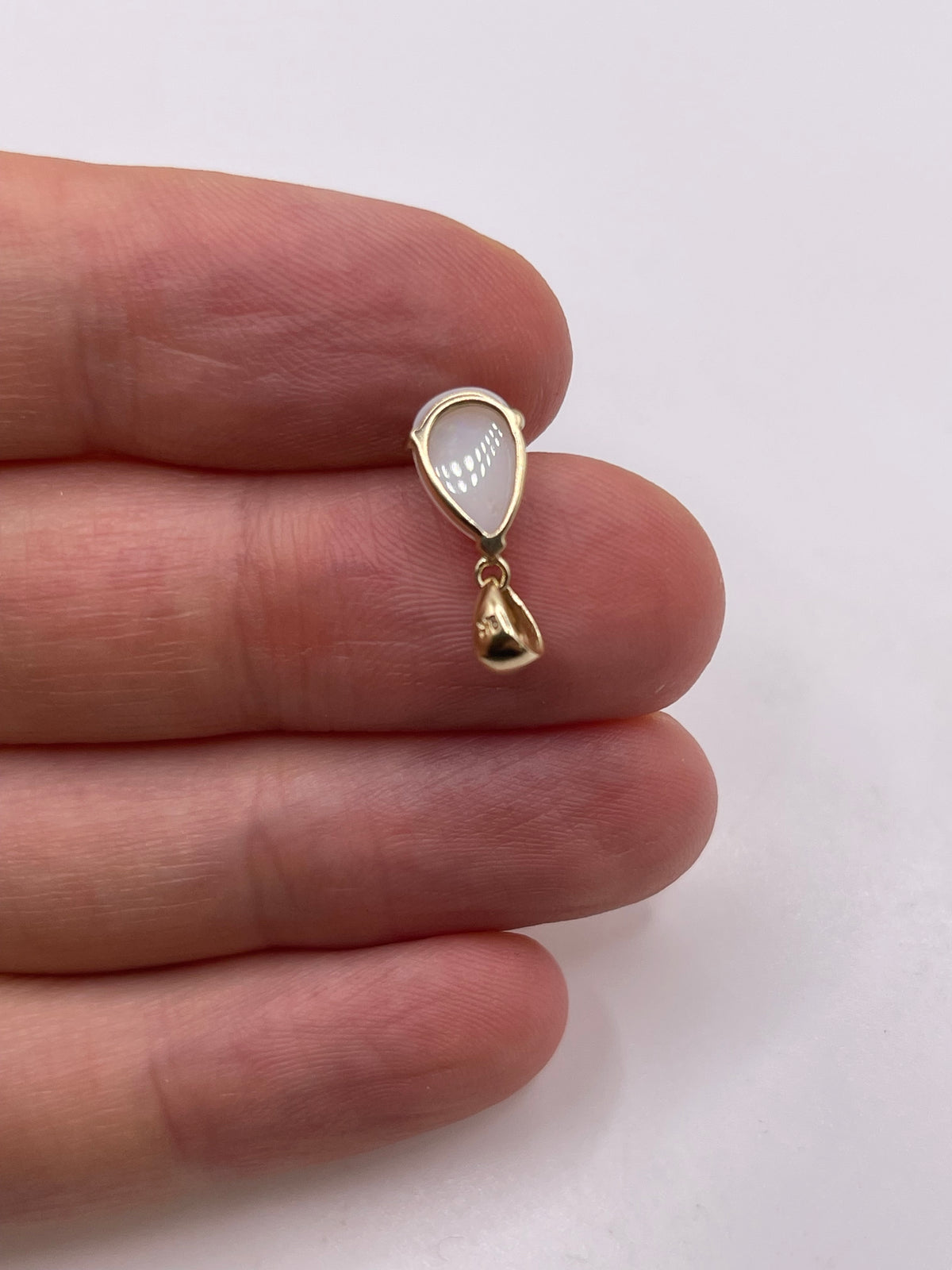 9ct gold opal pendant
