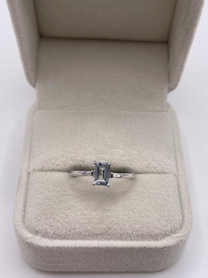 9ct white gold aquamarine and diamond ring