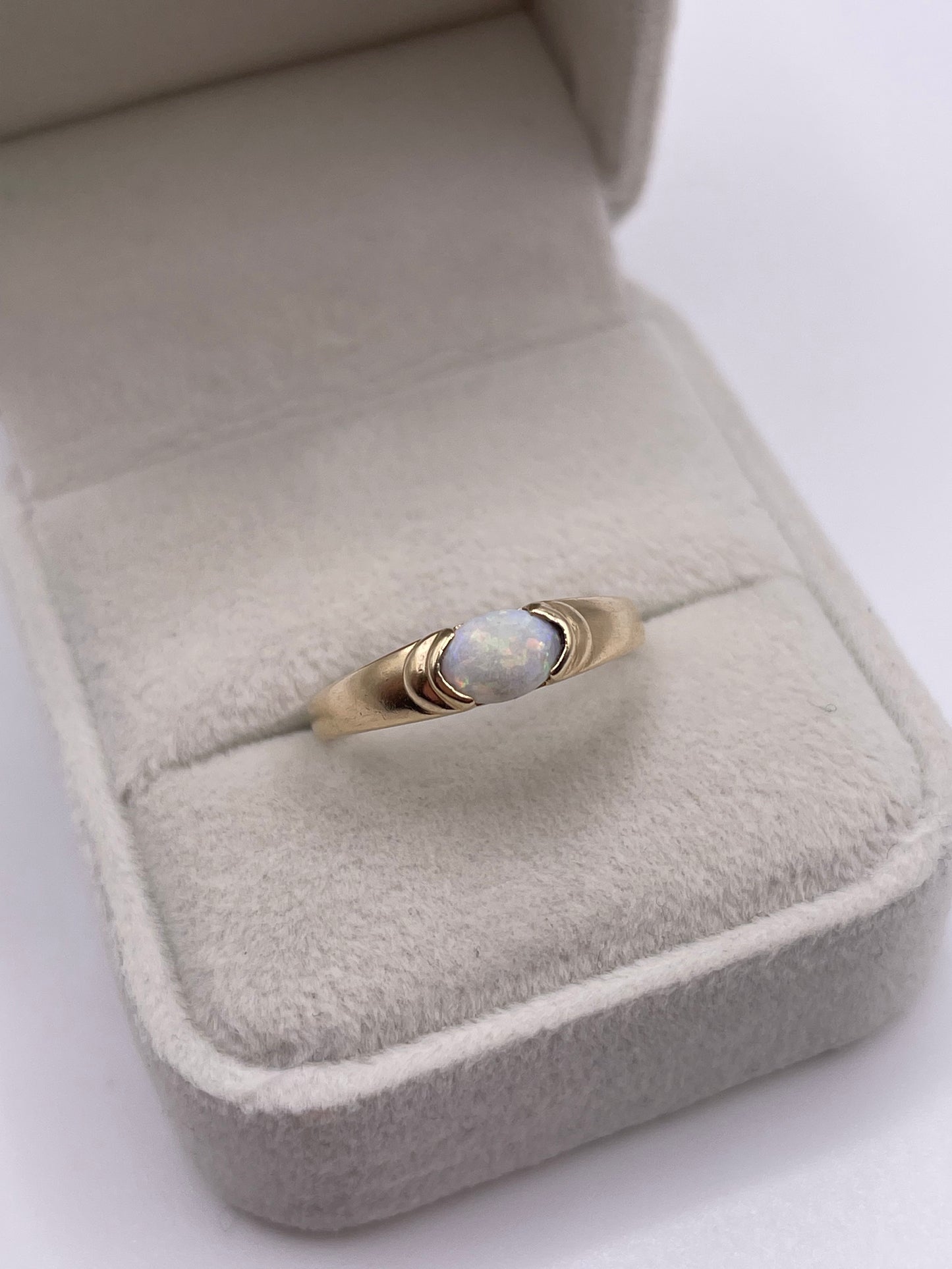 9ct gold opal ring