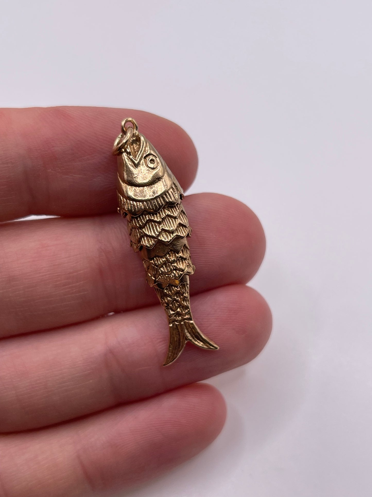 9ct gold articulated fish pendant