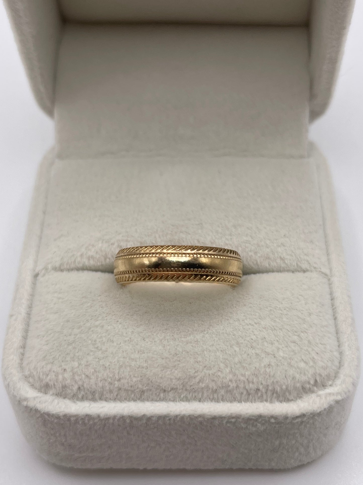 9ct gold patterned band