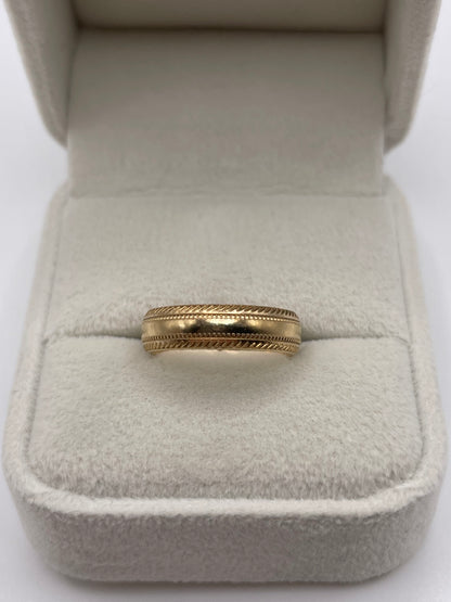 9ct gold patterned band