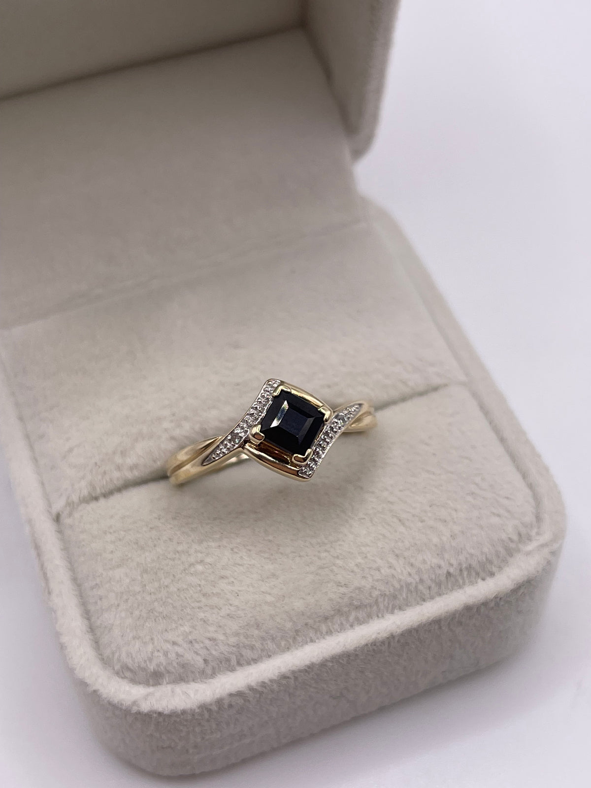 9ct gold sapphire and diamond ring
