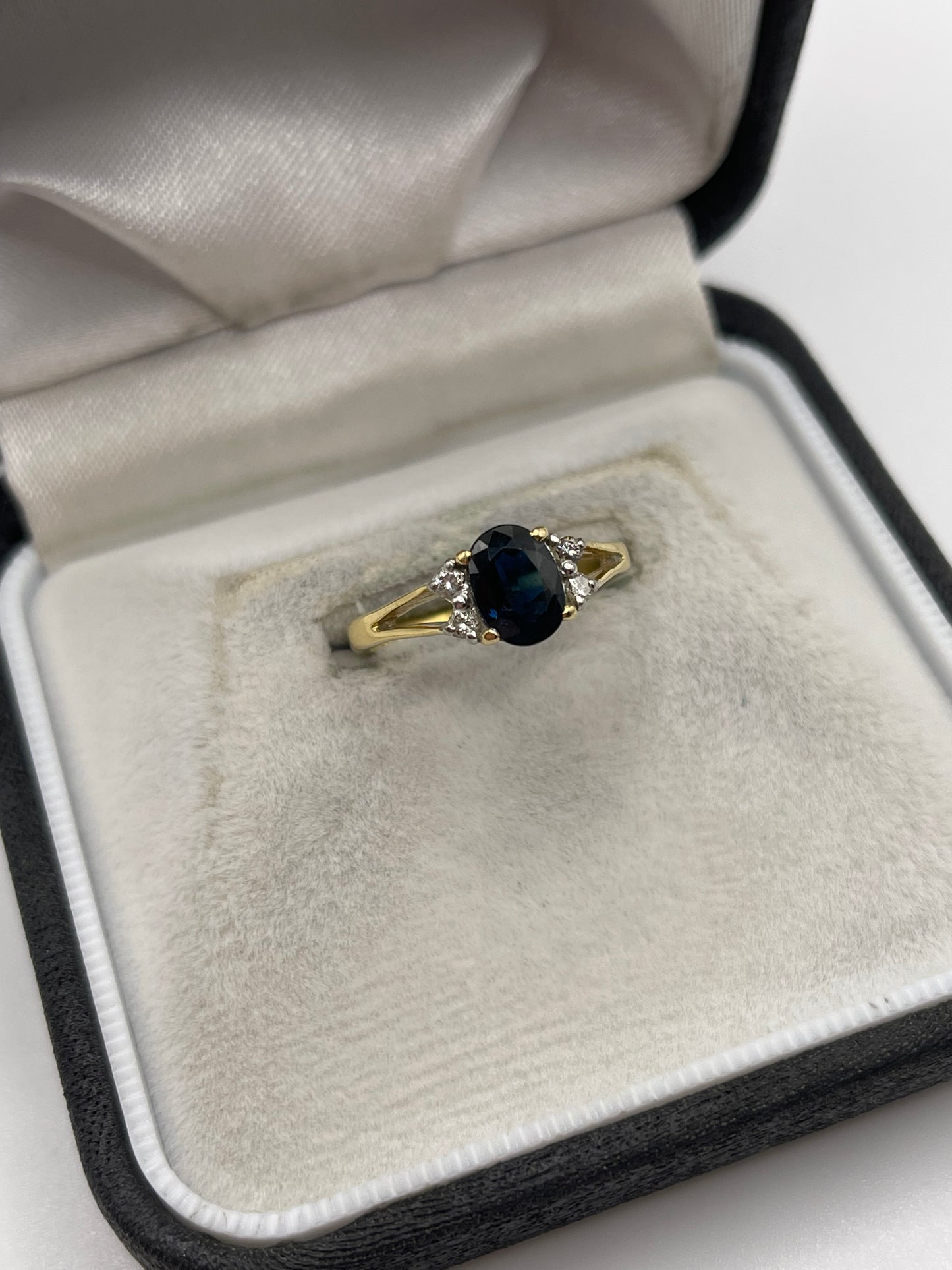 18ct gold sapphire and diamond ring