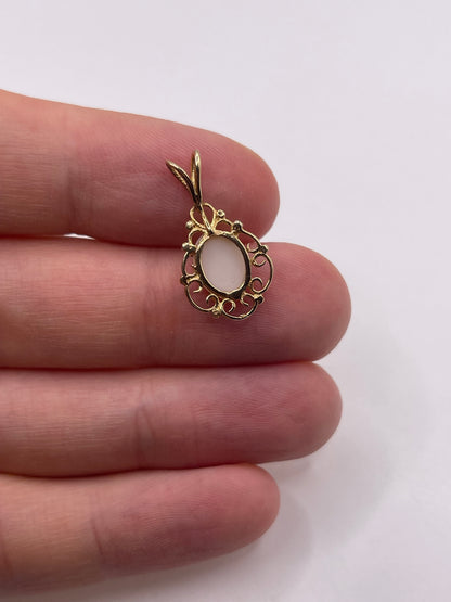 9ct gold opal pendant