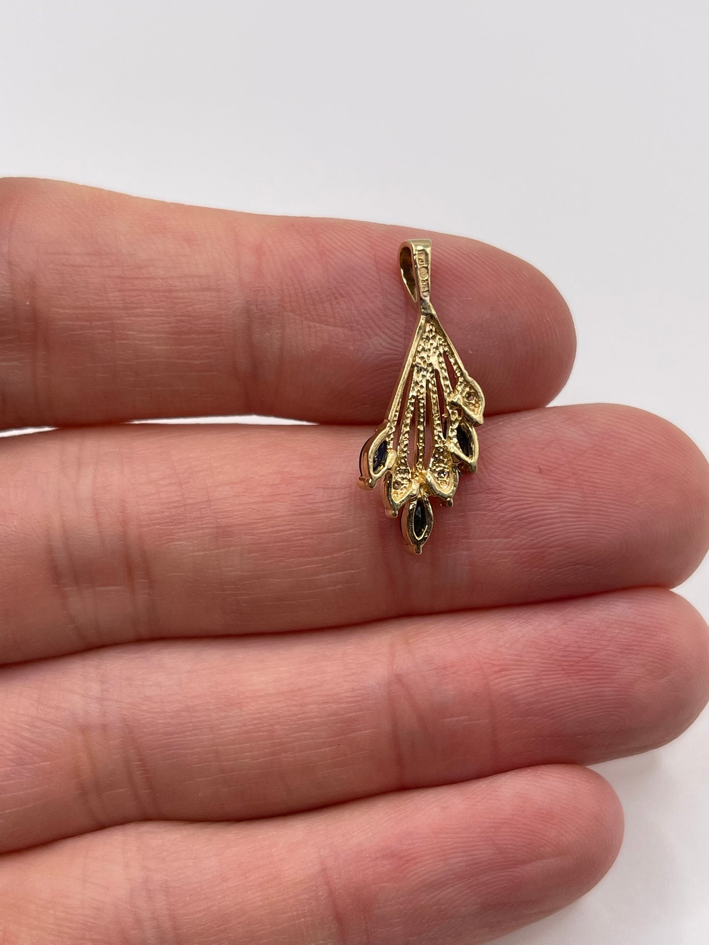 9ct gold sapphire and diamond pendant