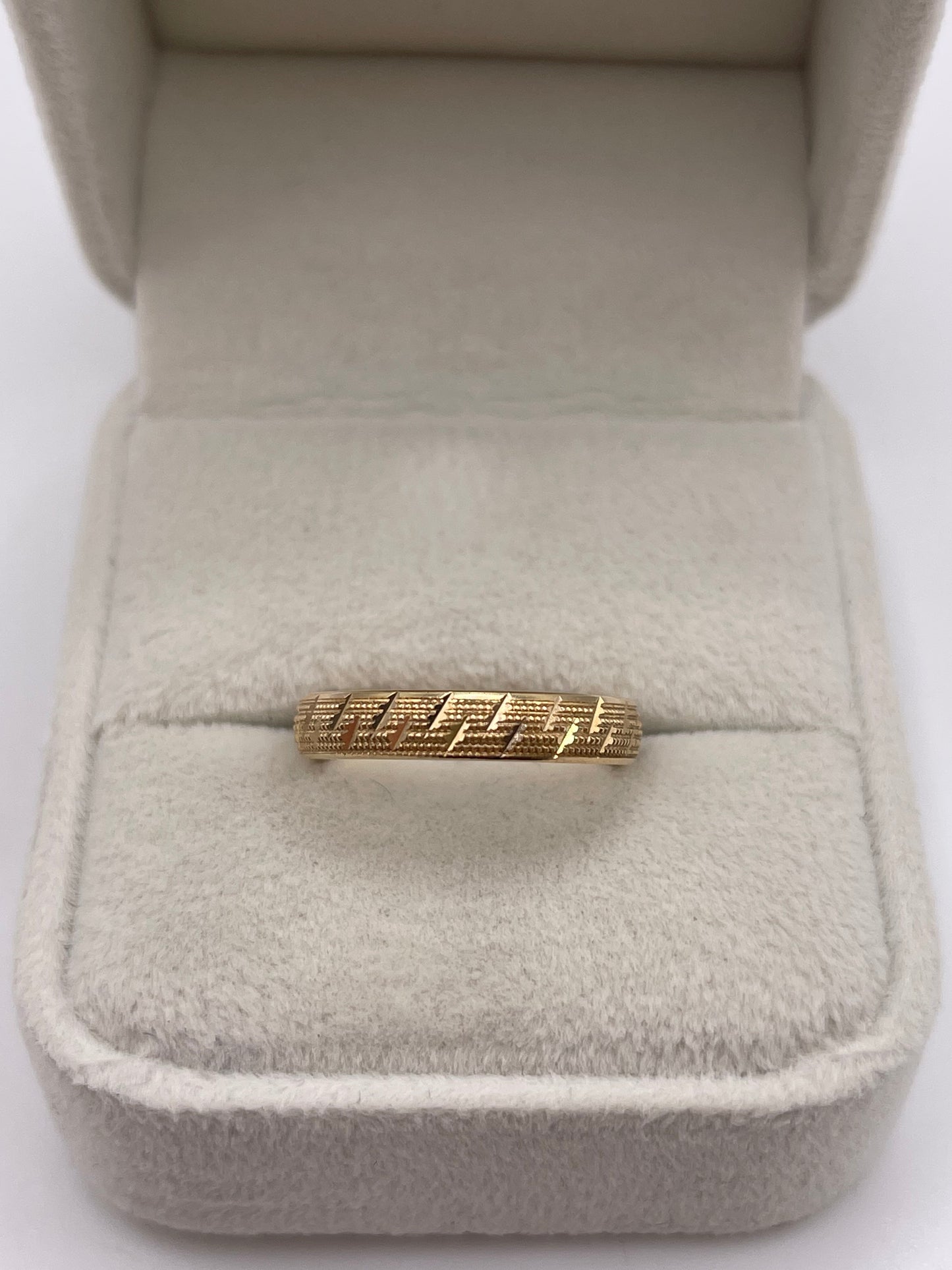 9ct gold patterned band