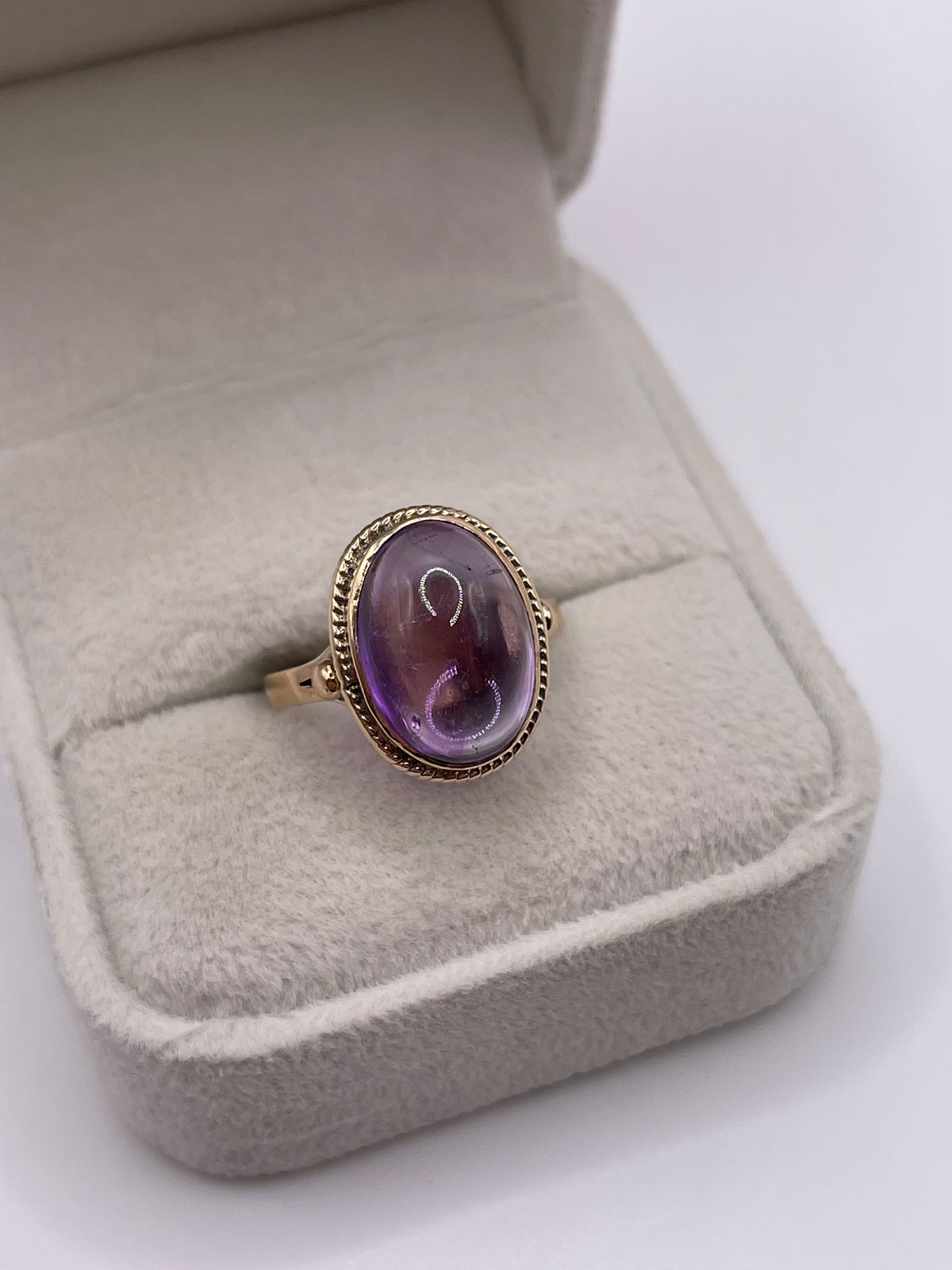 9ct gold cabochon amethyst ring