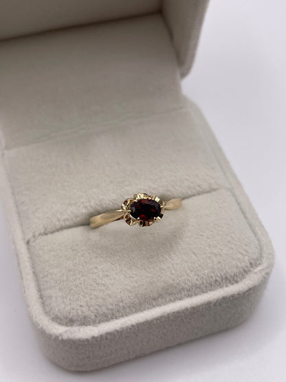 9ct gold garnet ring