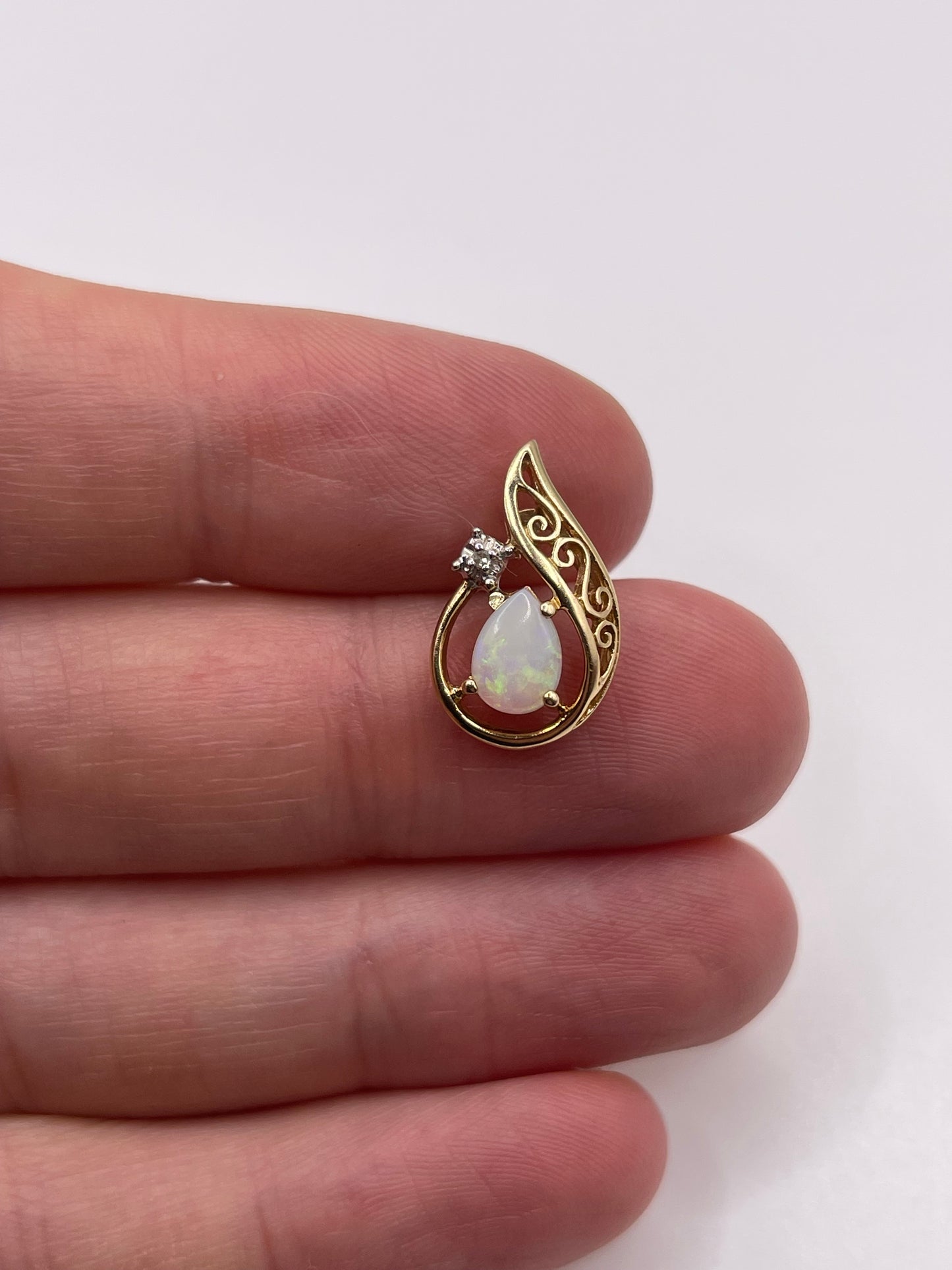 9ct gold opal and diamond pendant
