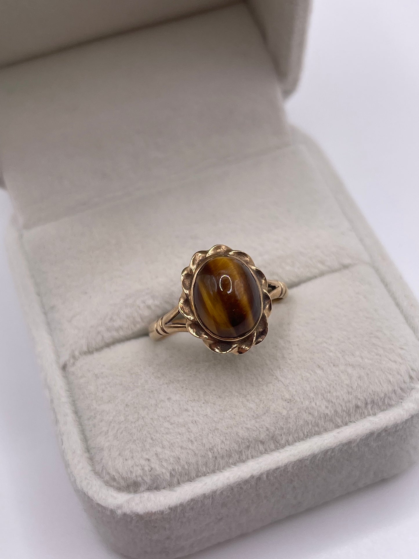 9ct gold tigers eye ring