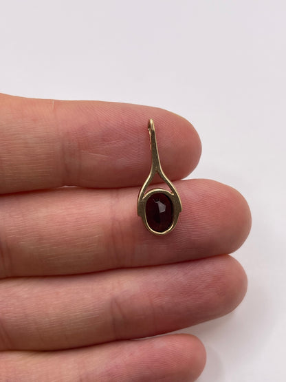 9ct gold garnet pendant