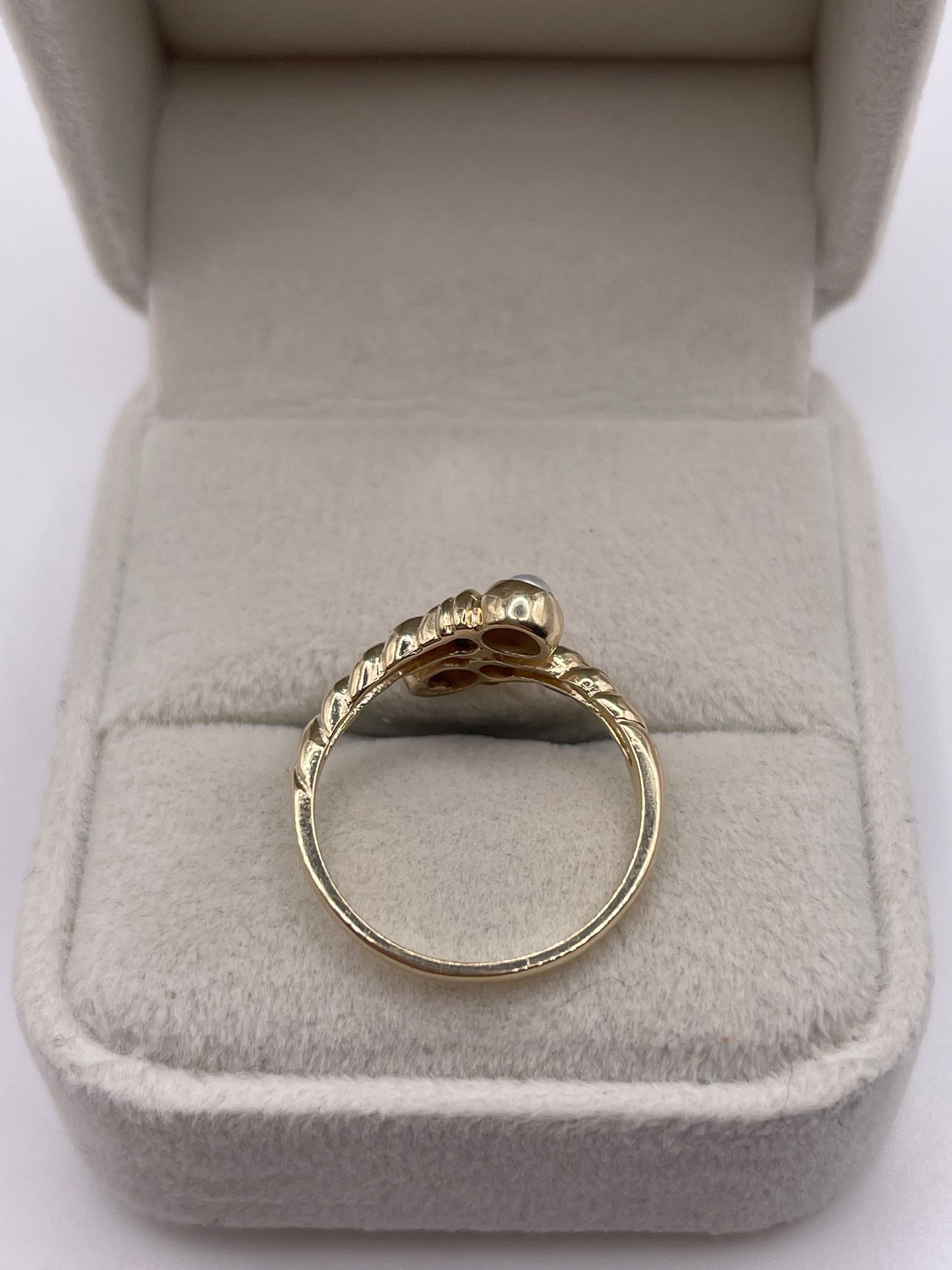 9ct gold pearl torque ring