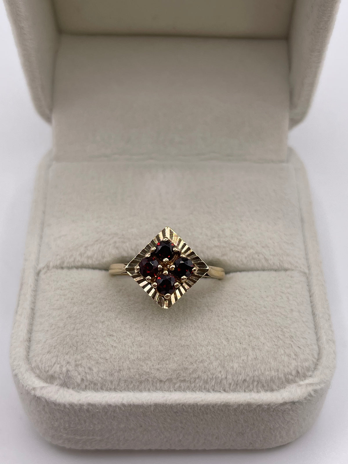 9ct gold garnet ring