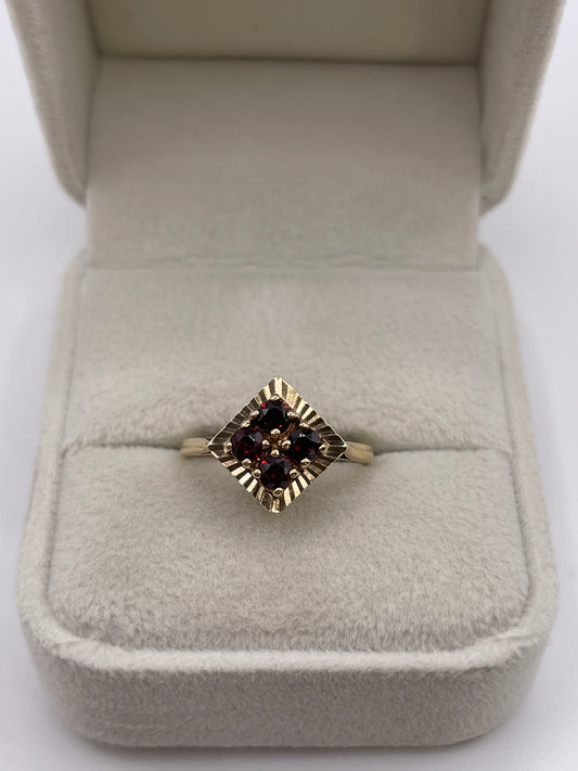 9ct gold garnet ring