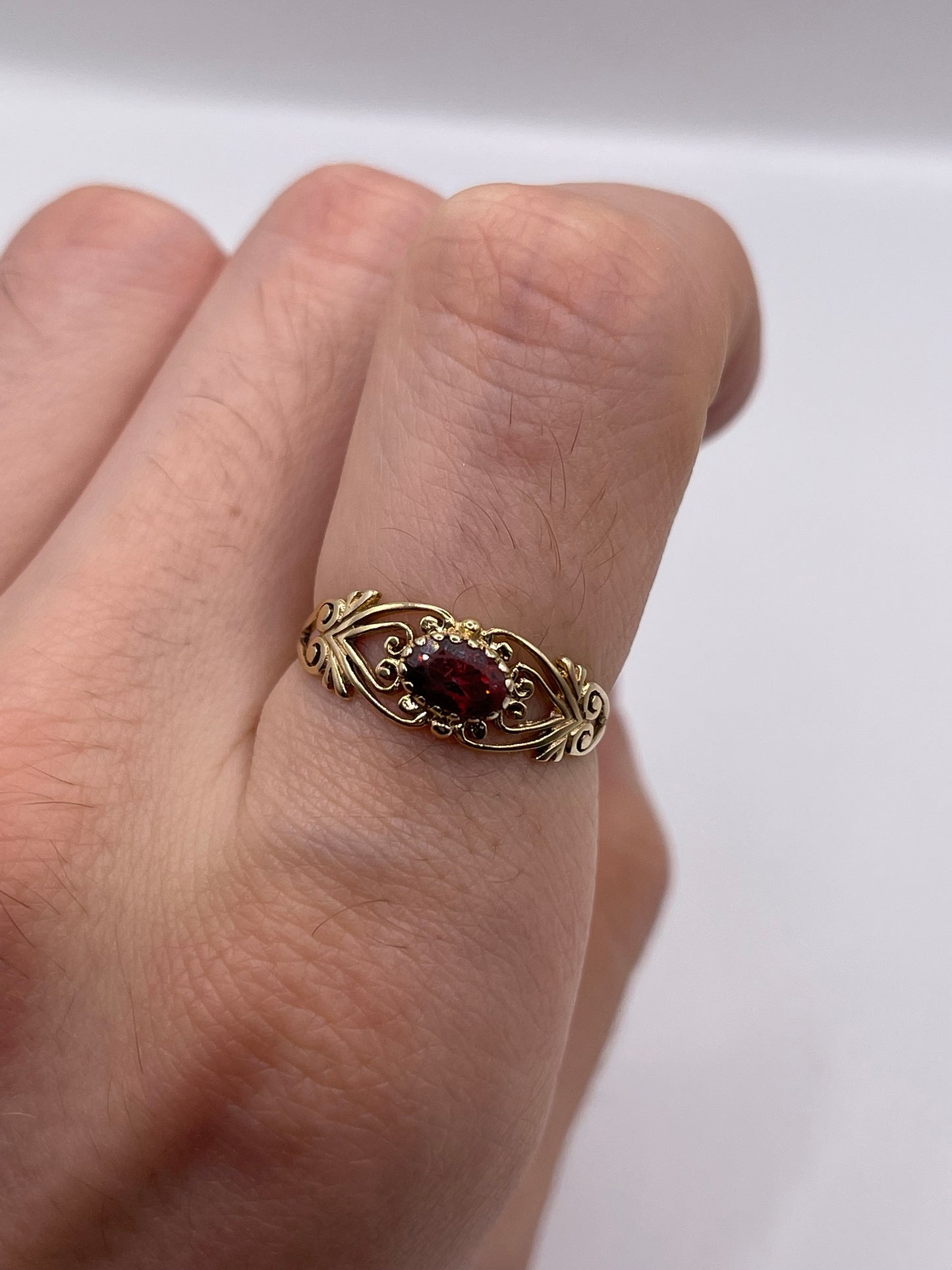 9ct gold garnet ring