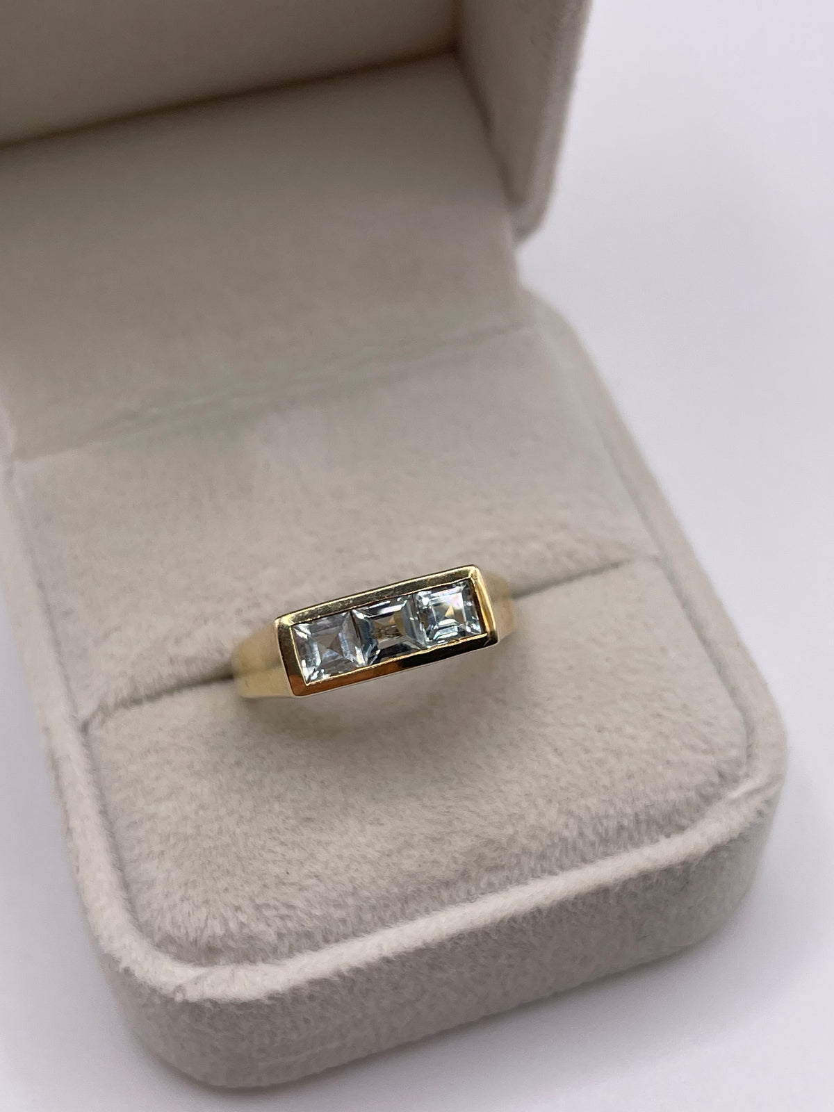 9ct gold aquamarine ring