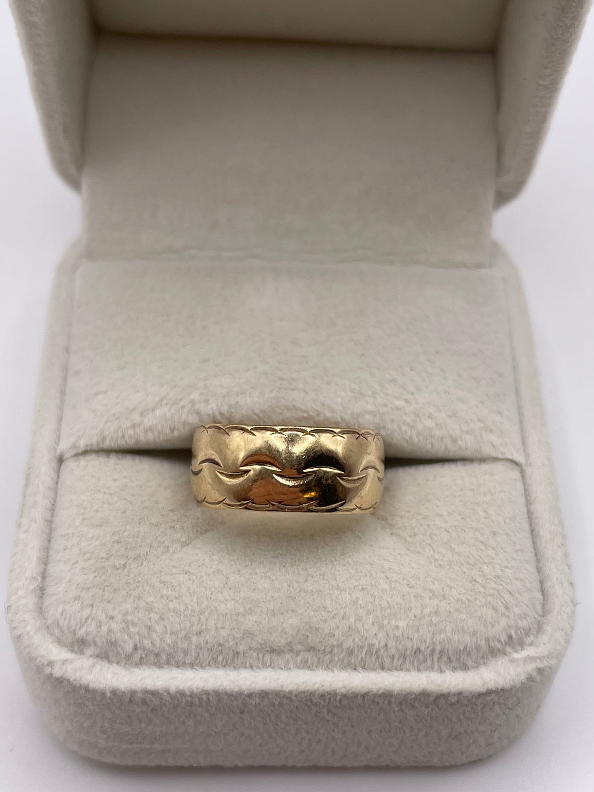 9ct gold patterned band