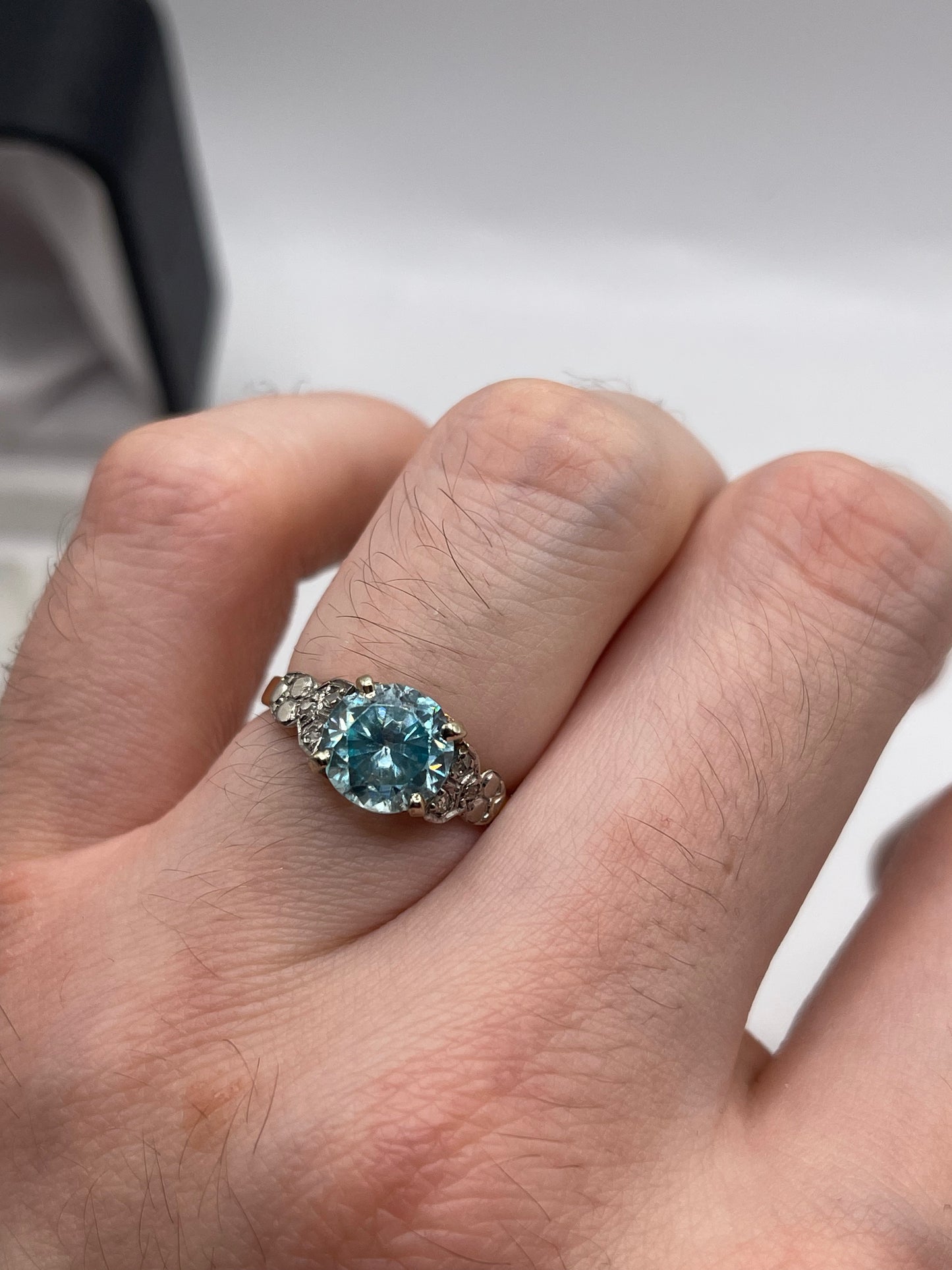 18ct gold blue zircon and diamond ring
