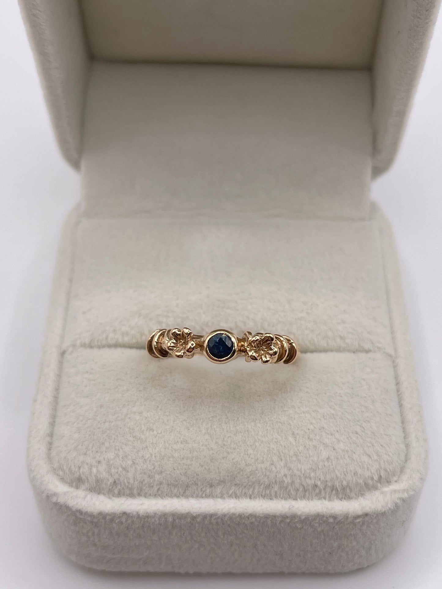 9ct gold sapphire ring